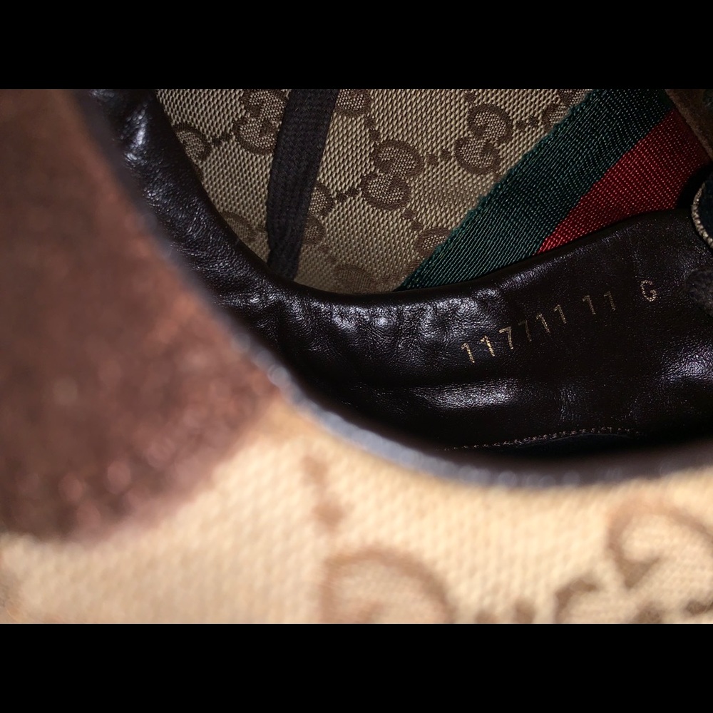 Men’s Classic Gucci Print Sneakers - Picture 7 of 8